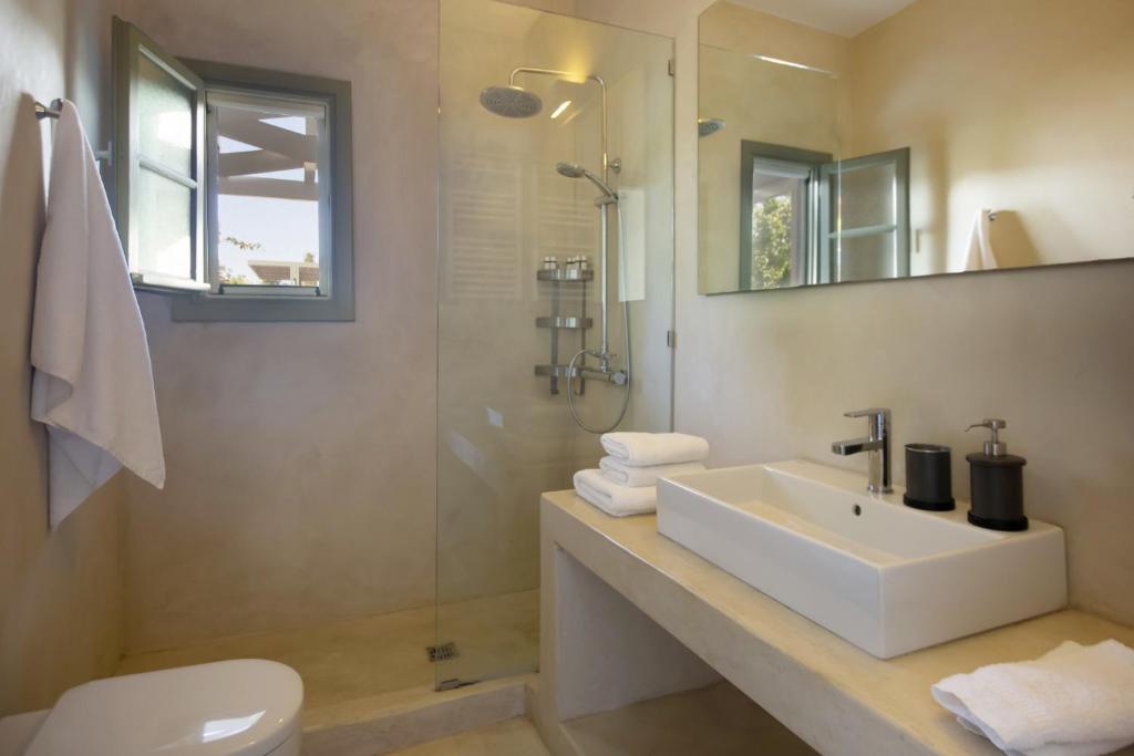Kúpeľňa v ubytovaní Villa Erato · Ideal family Villa for 8 - Pool, Sea Views