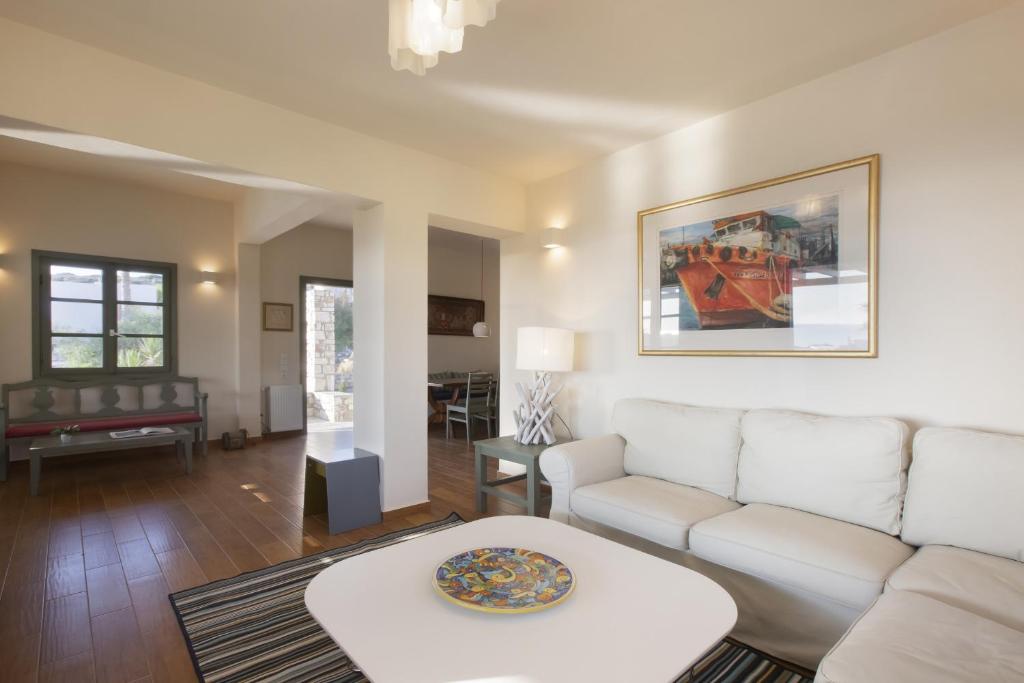 Posedenie v ubytovaní Villa Erato · Ideal family Villa for 8 - Pool, Sea Views