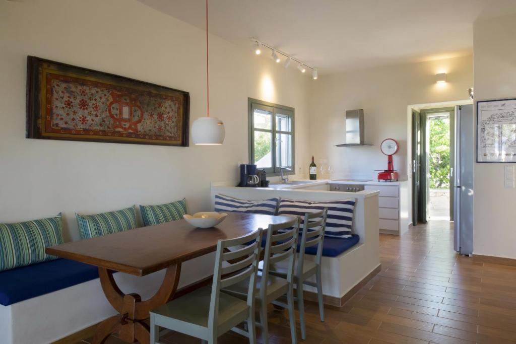 Kuchyňa alebo kuchynka v ubytovaní Villa Erato · Ideal family Villa for 8 - Pool, Sea Views