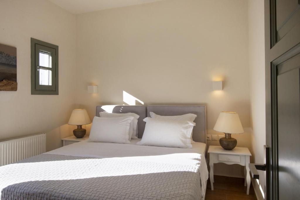 Posteľ alebo postele v izbe v ubytovaní Villa Erato · Ideal family Villa for 8 - Pool, Sea Views