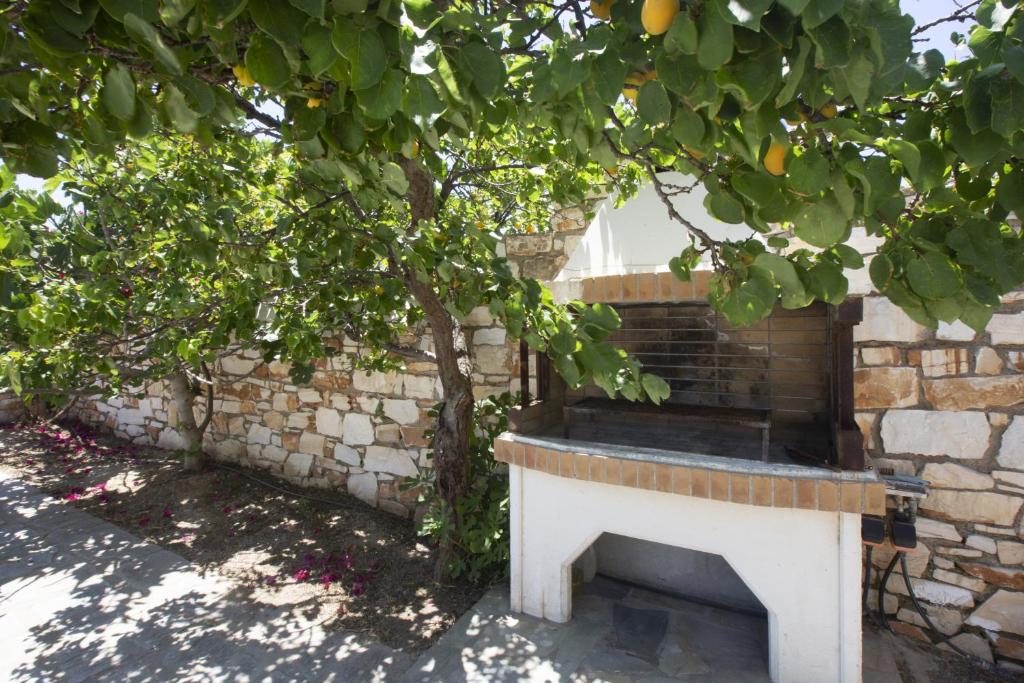 Vonkajšia záhrada v ubytovaní Villa Erato · Ideal family Villa for 8 - Pool, Sea Views