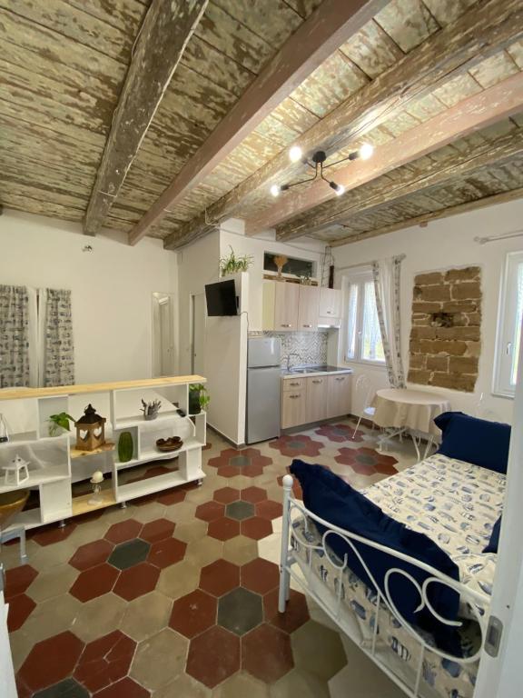 a large room with a bed and a kitchen at Lu Bàtil B&B - Rooms in Alghero
