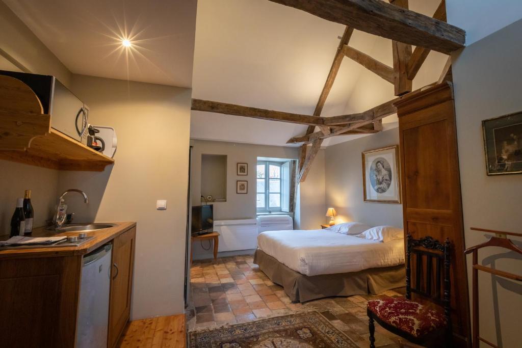 Posteľ alebo postele v izbe v ubytovaní L'hôtel de Panette, charpente historique - cathédrale