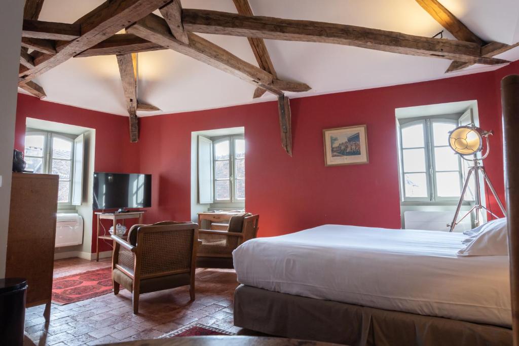 Televízia a/alebo spoločenská miestnosť v ubytovaní L'hôtel de Panette, charpente historique - cathédrale
