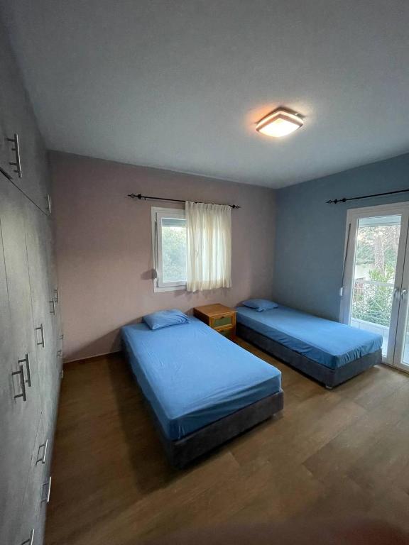 Łóżko lub łóżka w pokoju w obiekcie 160 s.m unique luxury house
