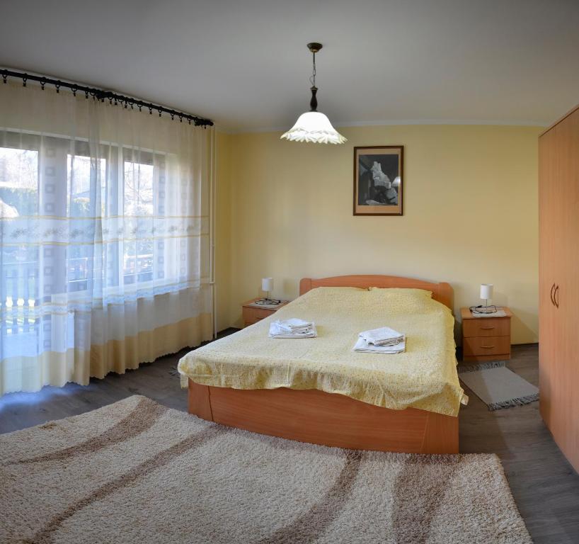 Un pat sau paturi într-o cameră la Apartmani Janja