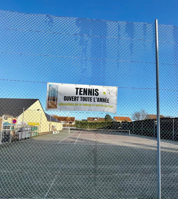 Tenis alebo squash v ubytovaní Les mouettes Apt duplex spacieux petite vue sur mer des chambres belle terrasse aménagée en hauteur près Omaha Beach et Bayeux 800 m plage et 300 m superette alebo jeho okolí