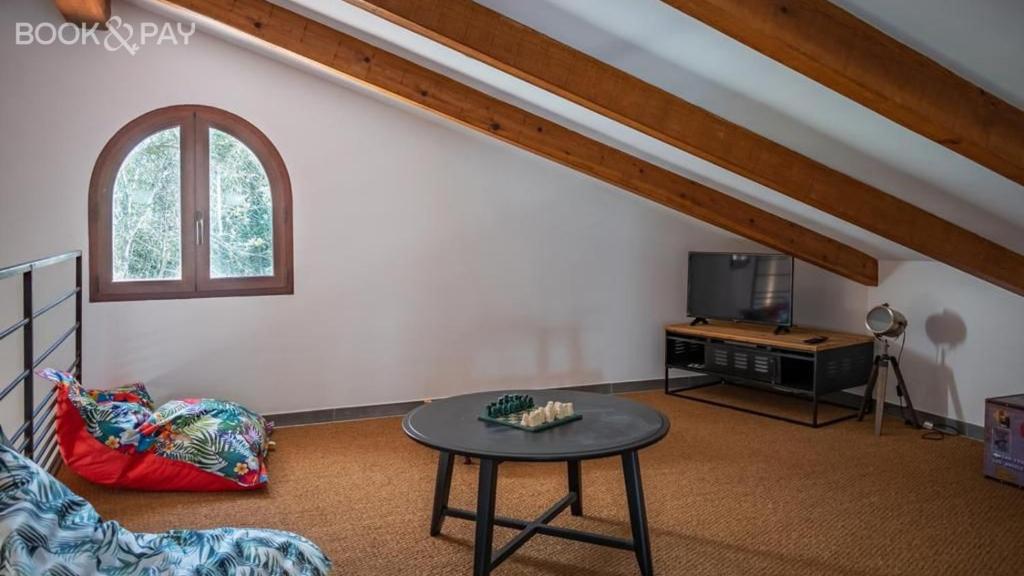Telewizja i/lub zestaw kina domowego w obiekcie Villa Colombo