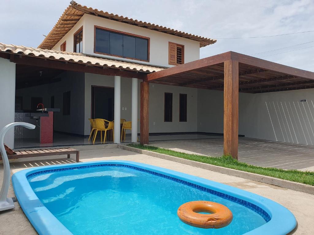 una piscina davanti a una casa di Casa de praia no litoral a Luis Correia