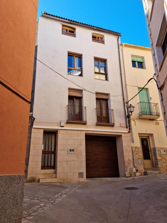 un gran edificio blanco con garaje en CASA ANNA, en Miravet