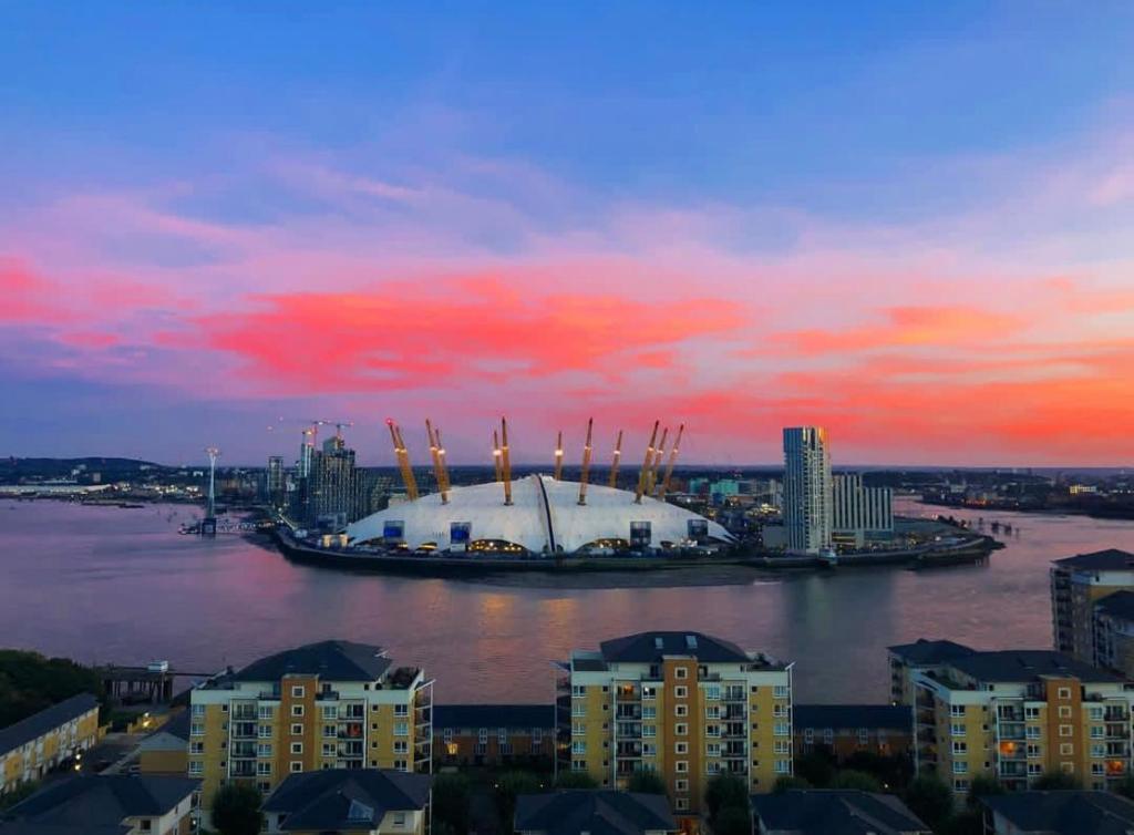 uma vista para uma cidade com um estádio na água em London Skylineviews 2 bed 2 bath flat near Canary Wharf, o2 & Excel em Londres