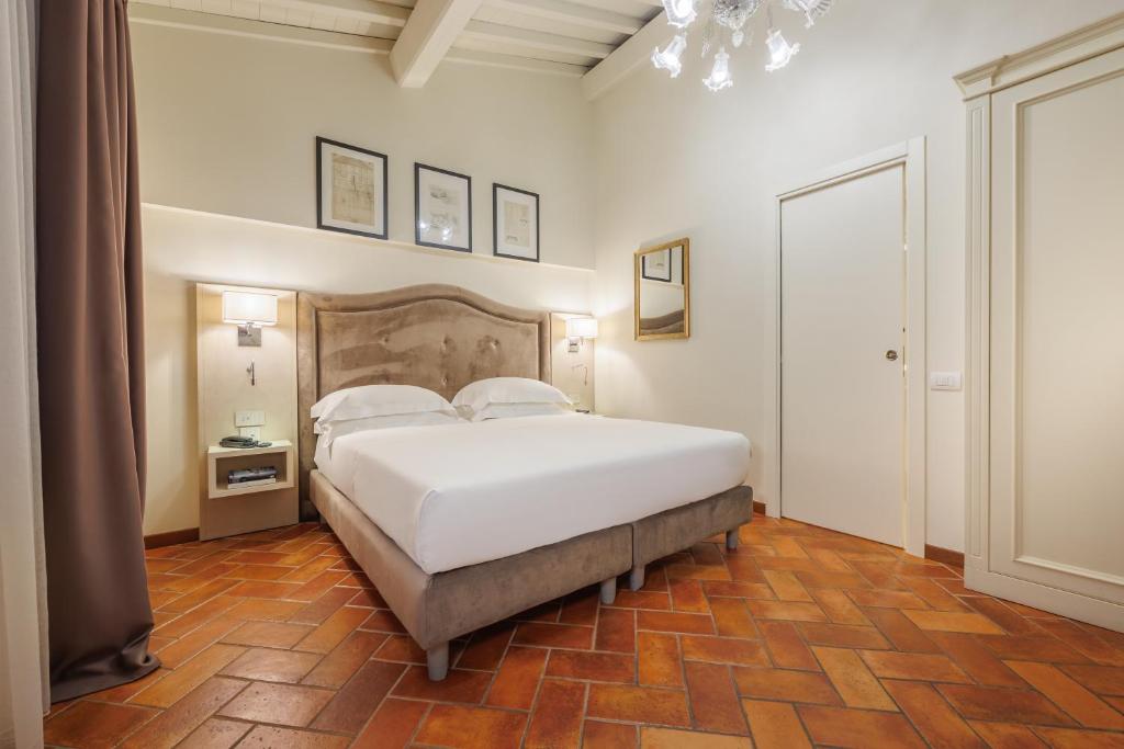 Postel nebo postele na pokoji v ubytování Hotel Embassy