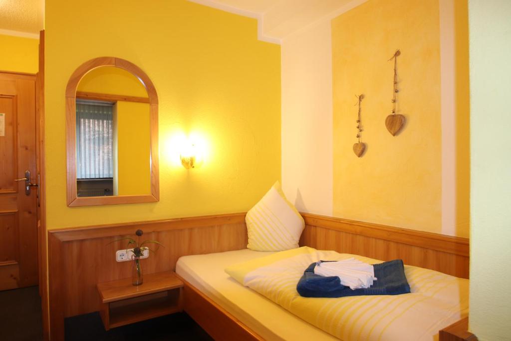 Postel nebo postele na pokoji v ubytování Günstige Zimmer im Spessart