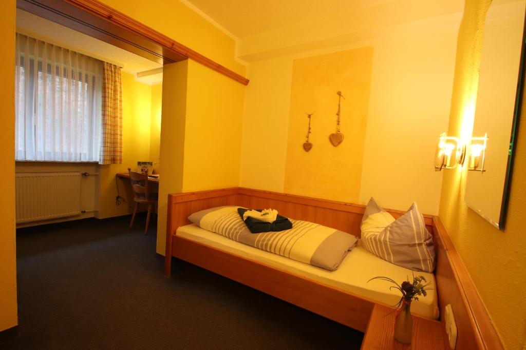 Postel nebo postele na pokoji v ubytování Günstige Zimmer im Spessart