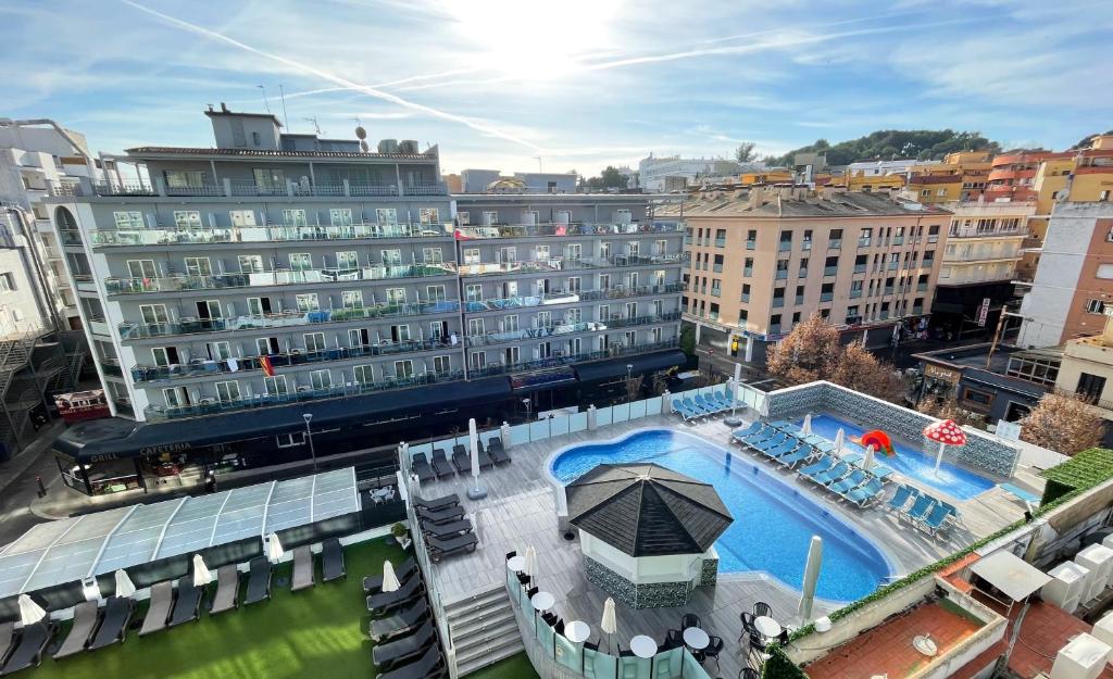 an overhead view of a hotel with a swimming pool at Hotel Maria del Mar in Lloret de Mar