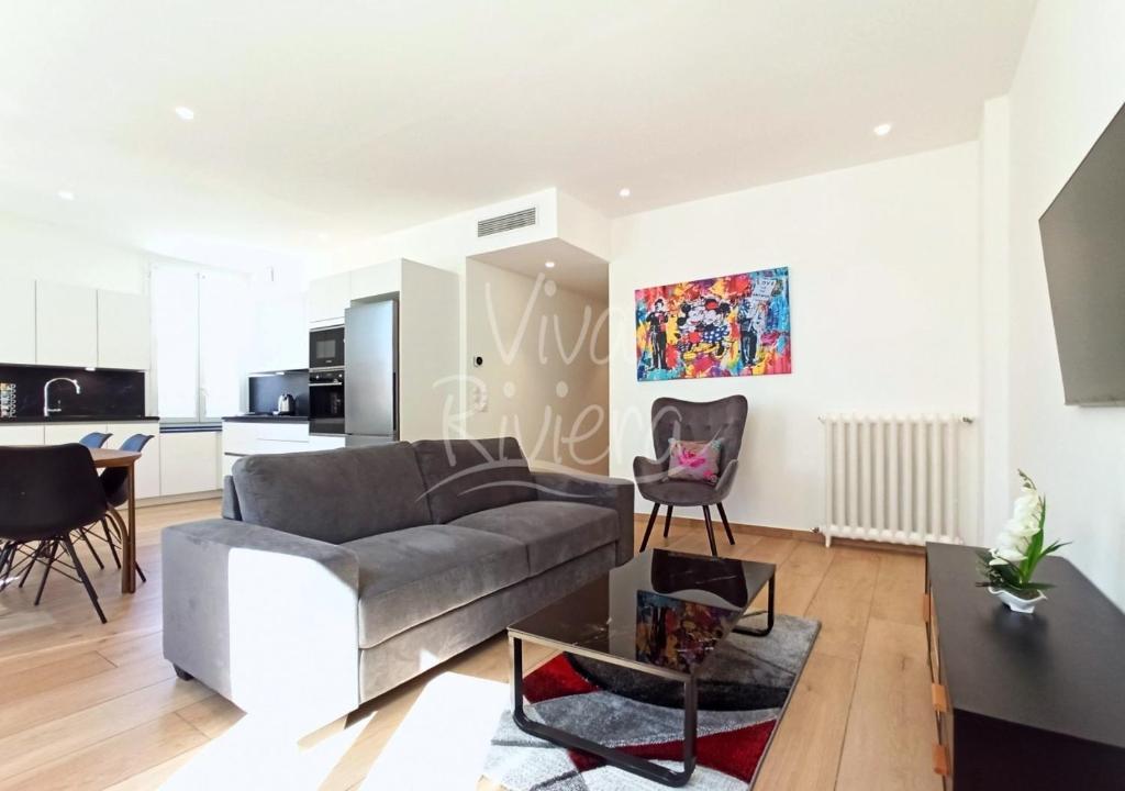 un salon avec un canapé et une table dans l'établissement Viva Riviera - Villa Royale, à Cannes