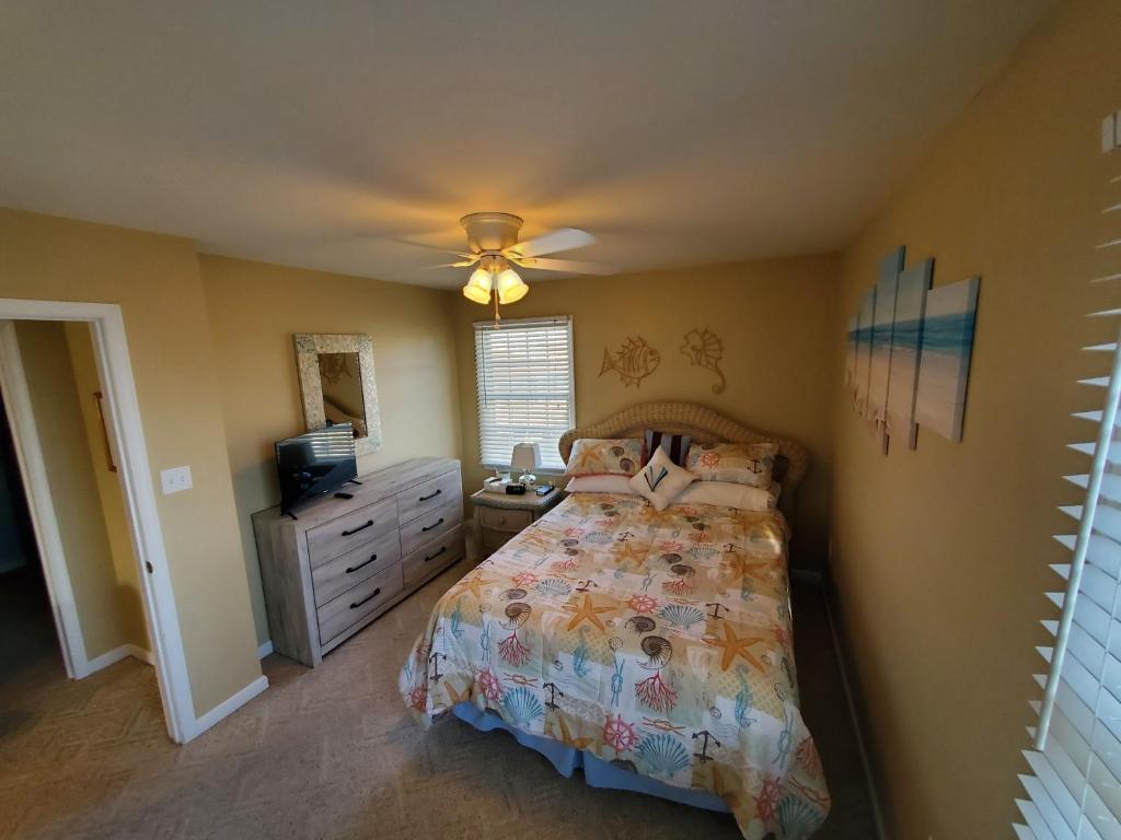 Postel nebo postele na pokoji v ubytování Family Friendly Beach Block Ocean View 3 BR, 2 BA, Condo near Wildwood Crest and Convention Center
