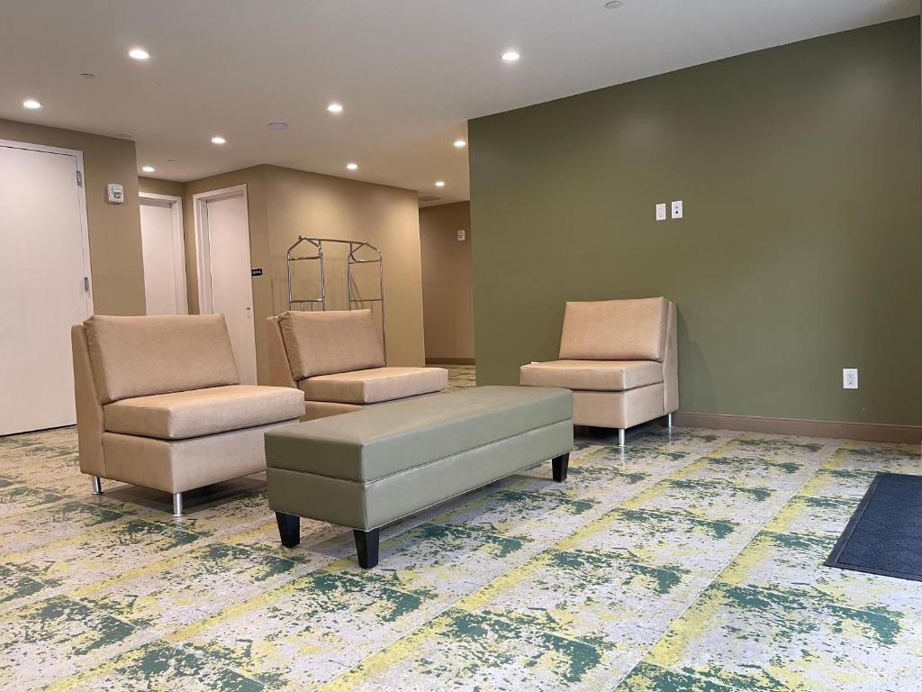 Posezení v ubytování Super 8 by Wyndham Bronx Near Botanical Garden
