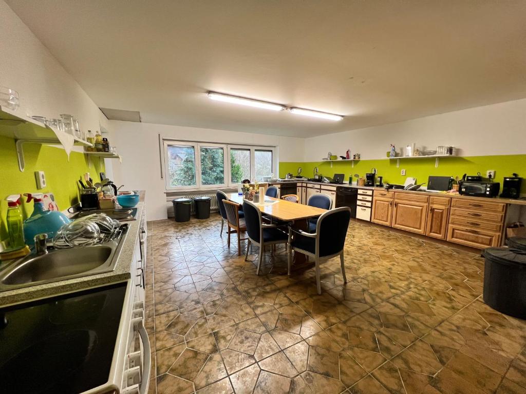 Kuchyň nebo kuchyňský kout v ubytování Günstige Zimmer im Spessart
