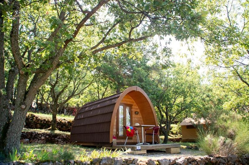 mały namiot w środku lasu w obiekcie Campasun Camping de l'Aigle w mieście Aiguines
