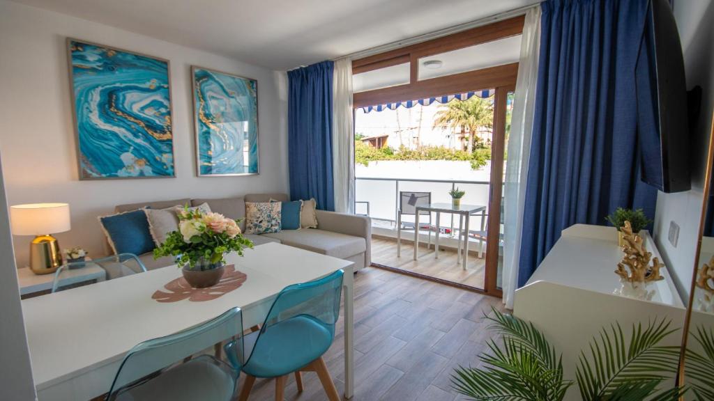 un soggiorno con un divano, un tavolo e delle sedie di Europa 400 a Maspalomas