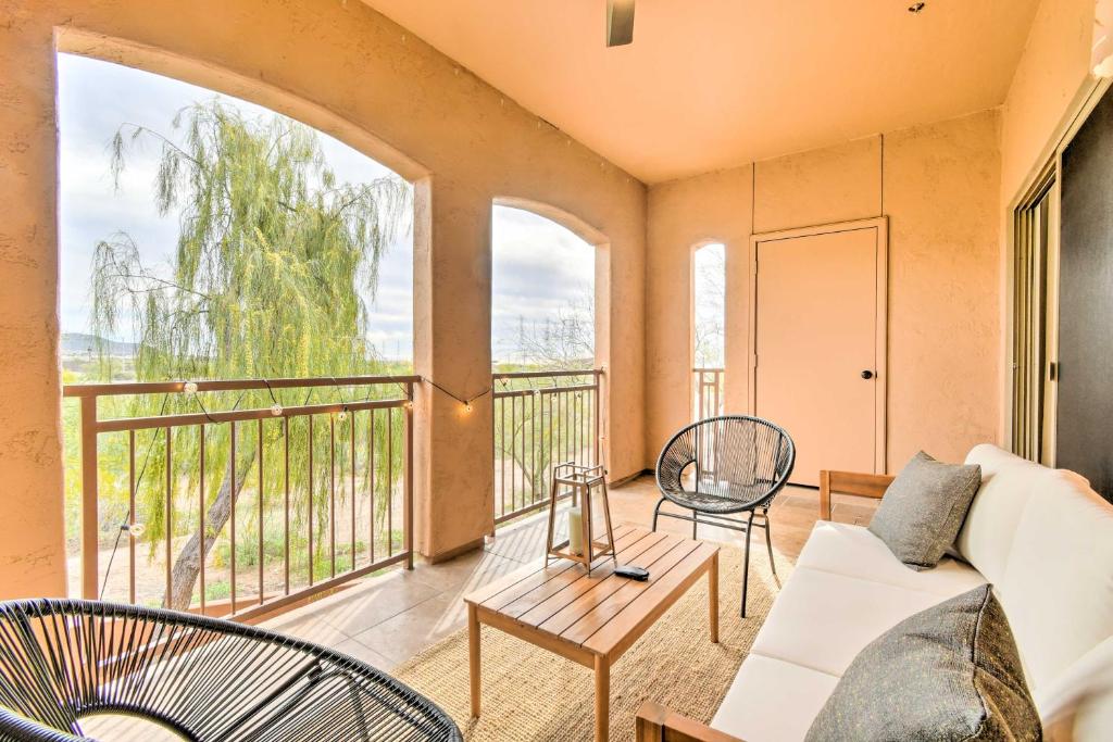 ein Wohnzimmer mit einem Sofa und Stühlen sowie einem Balkon in der Unterkunft Pet-Friendly Scottsdale Condo with Pool Access! in Scottsdale