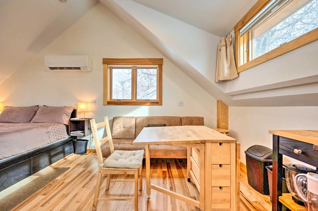 Habitación con cama, escritorio y mesa. en Updated Boulder Studio about 1 Mi to Pearl Street en Boulder