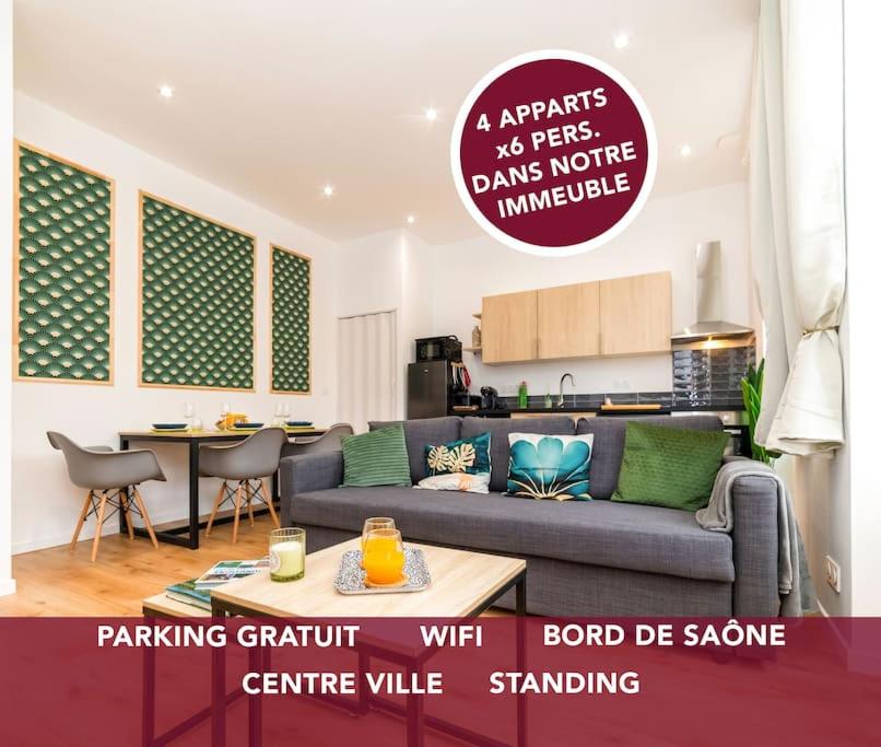 een woonkamer met een bank en een tafel bij Le Chardonnay - Locationtournus in Tournus