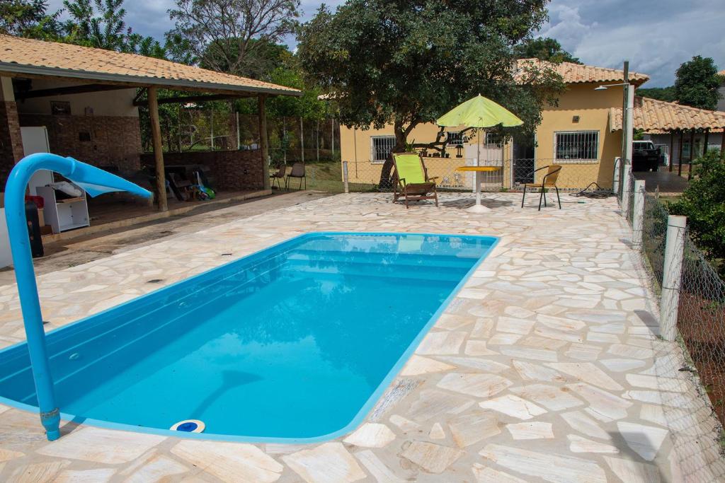 - une piscine avec toboggan dans la cour dans l'établissement Chacara com piscina e lazer em Jaboticatubas MG, à Jaboticatubas