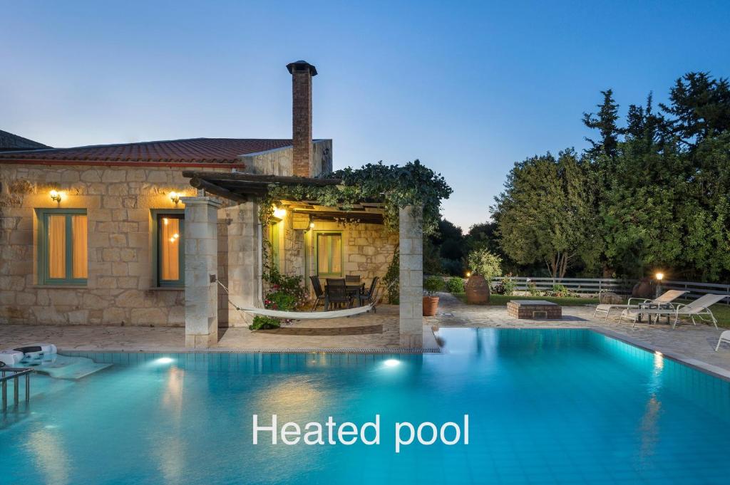 Bazén v ubytování BOUTIQUE VILLA PETRA AMANDA Heated pool optional nebo v jeho okolí