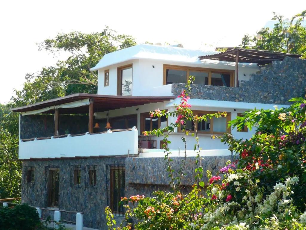uma casa na colina com flores em Propiedad de alto standing con vista al mar, piscina, tenis, hasta 12 personas em Las Terrenas