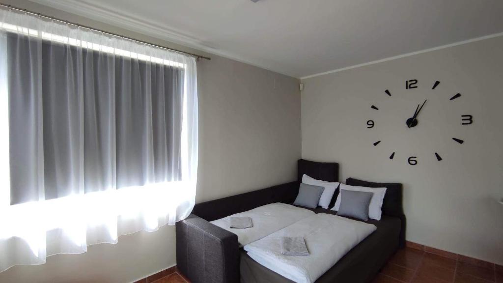Postel nebo postele na pokoji v ubytování Silence Apartmanház Zalakaros