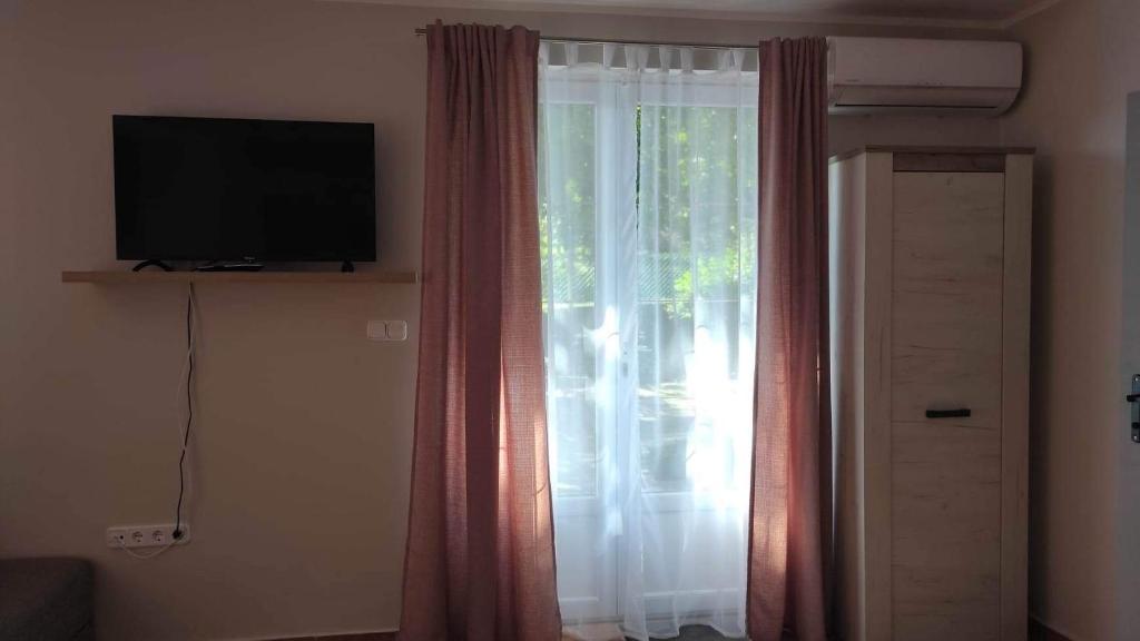 TV a/nebo společenská místnost v ubytování Silence Apartmanház Zalakaros