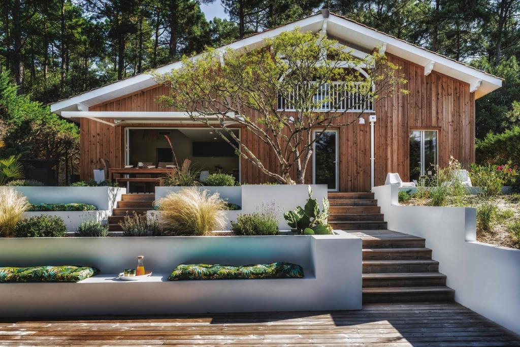 une maison avec un jardin devant dans l'établissement Villa Piladi, à Lacanau