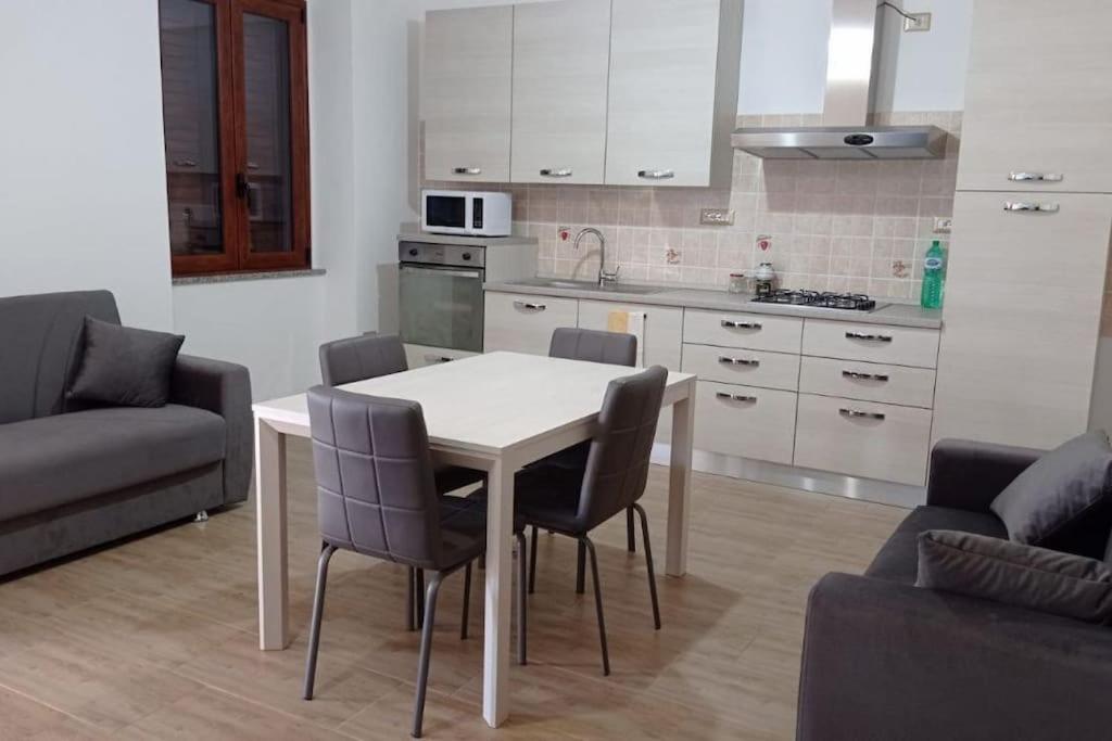 cocina con mesa y sillas en una habitación en Casa Bellavista, en Villarios