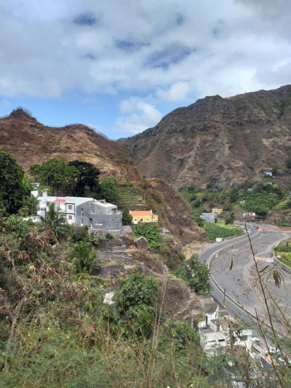 uma aldeia ao lado de uma montanha em CASA MINGA & TATOL em Ribeira Grande