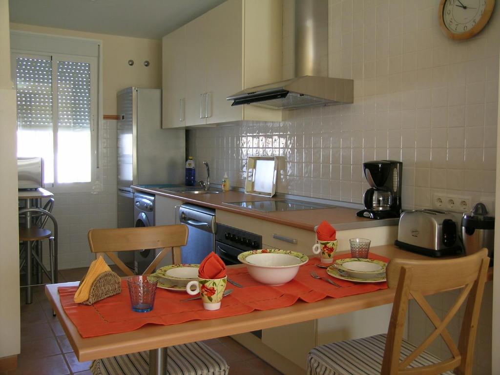 Kuchyň nebo kuchyňský kout v ubytování Relax, playa, golf...!! Ático de lujo, 130 m2, WIFI, urbanización privada...
