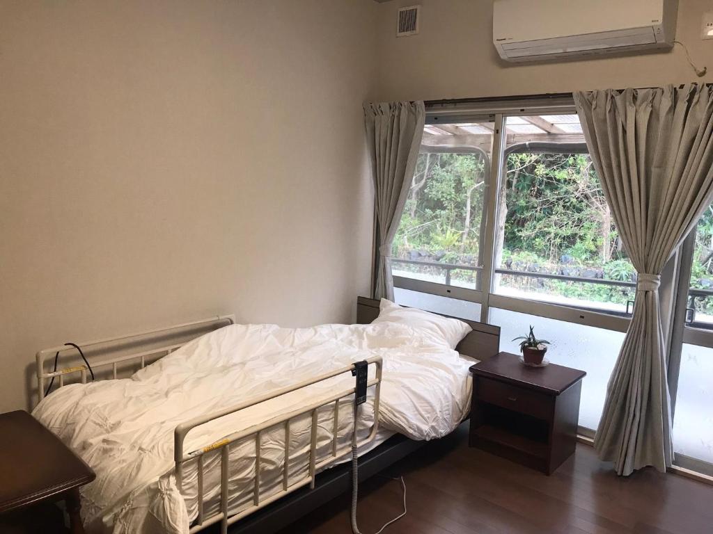 1 dormitorio con cama y ventana en NoboryusoーVacation STAY 40250ｖ, en Mitsune