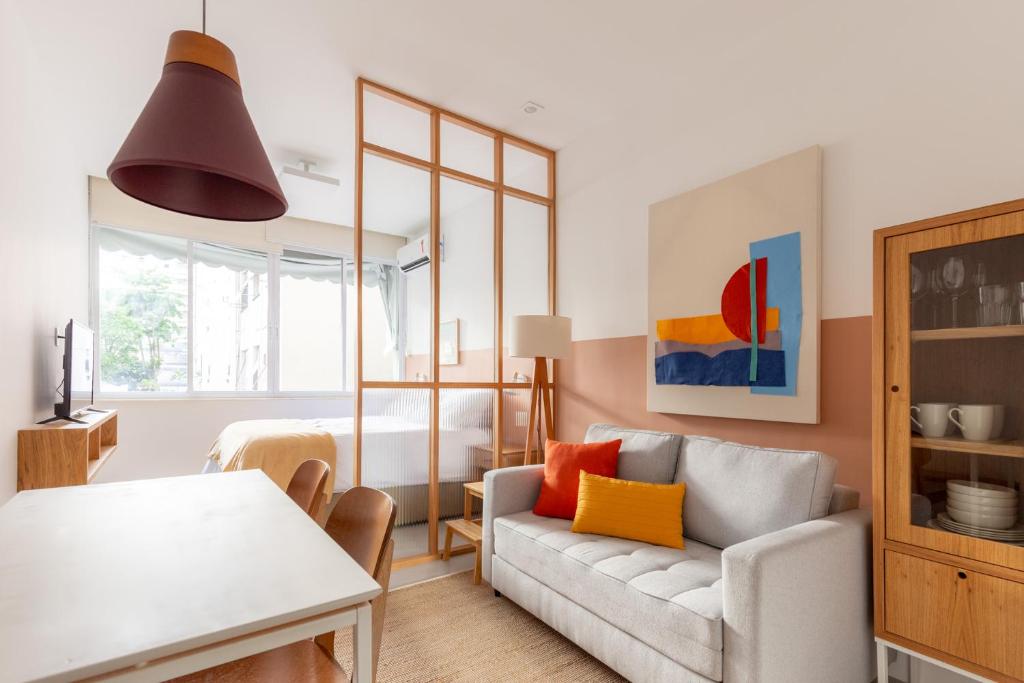 Hotel CurtaIpanema: Studio com estilo a 3min da praia, a living room with a couch and a table at CurtaIpanema: Studio com estilo a 3min da praia in Rio de Janeiro