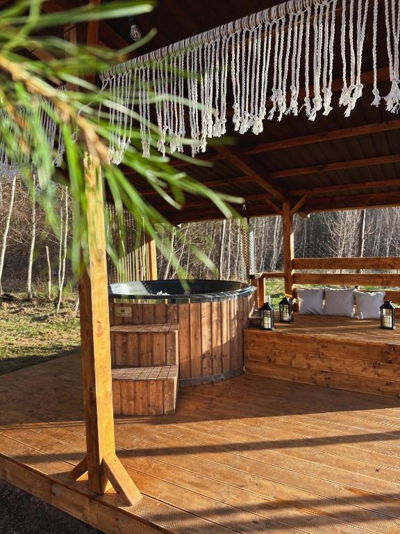 Fotografia z galérie ubytovania Domek nad Zegrzem z prywatnym jacuzzi v destinácii Arciechow