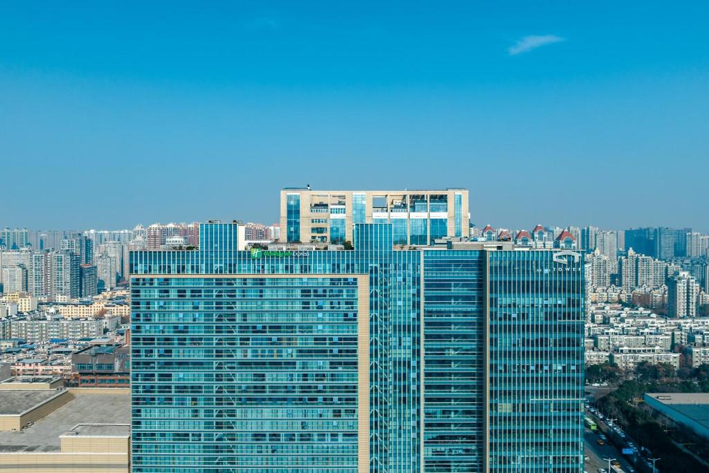widok na wysoki budynek w mieście w obiekcie Holiday Inn Express Xi'an Tuanjie South Road w mieście Xi'an