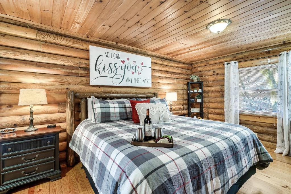 a bedroom with a bed in a log cabin at Bear Nakid in Pigeon Forge