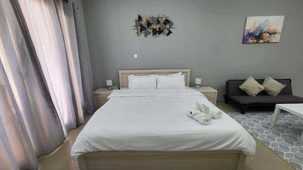 een slaapkamer met een bed met twee handdoeken erop bij Amazing Sea View Flat On The Beach in Ras al Khaimah