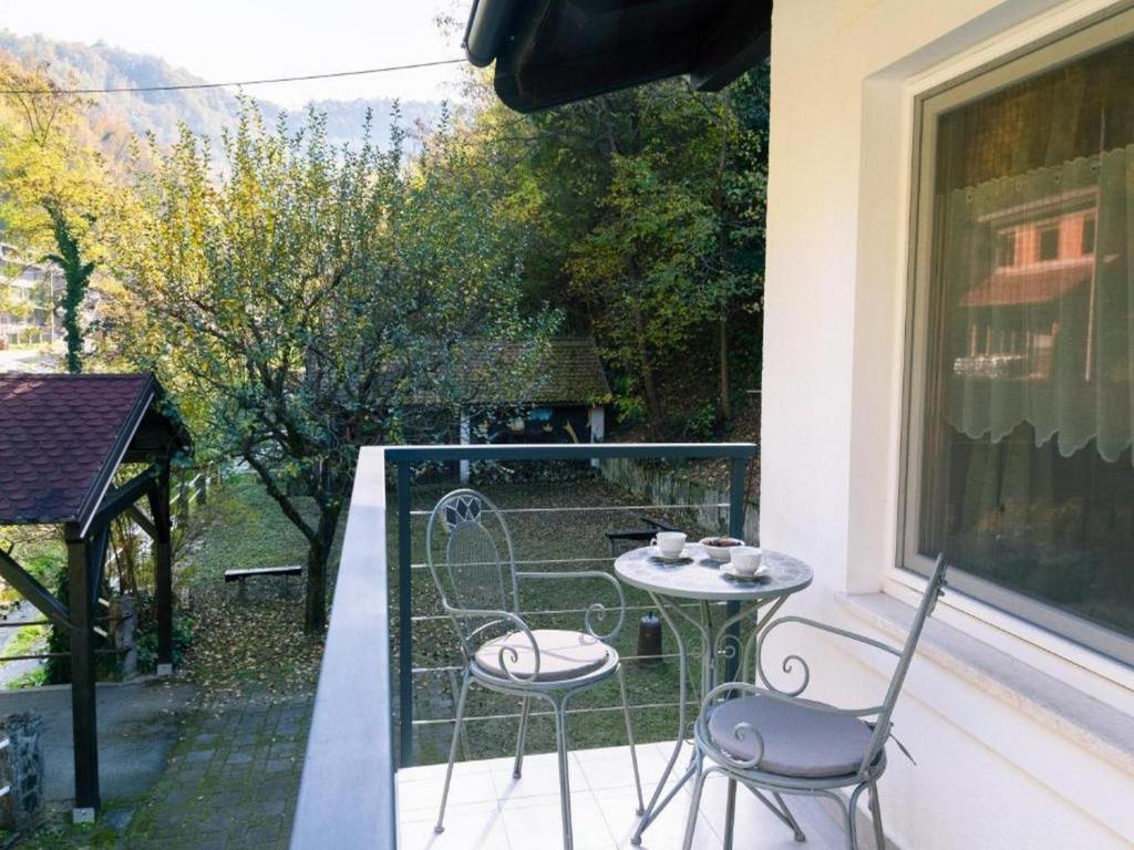eine Terrasse mit 2 Stühlen und einem Tisch auf dem Balkon in der Unterkunft Holiday Home Lupita 1 in Cerje