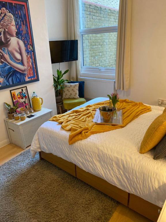 Guest bedroom with king size bed in Brixton