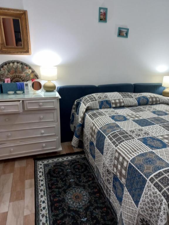 um quarto com uma cama e uma cómoda com uma cama sidx em VOG Torres do Sul Ilhéus em Ilhéus
