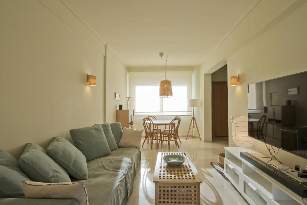 Posedenie v ubytovaní LucyZen! Stylish Apt, Athenian Riviera, near beach