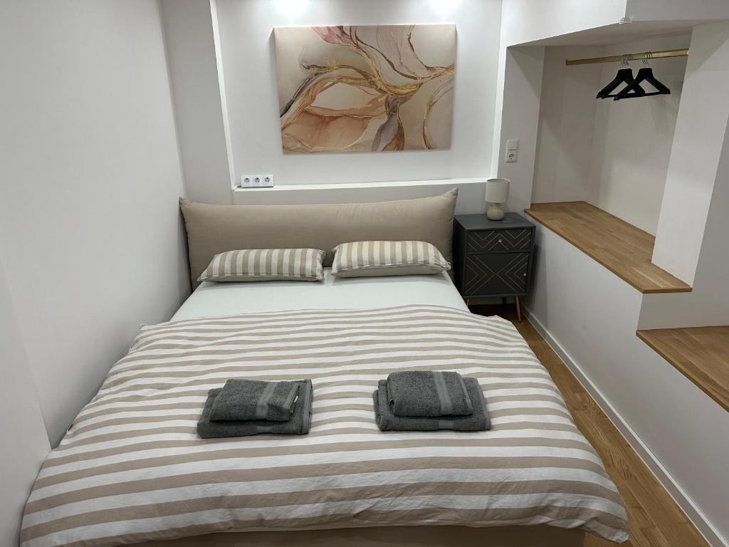een slaapkamer met een bed met twee handdoeken erop bij BLISS - Arbeitsplatz, Docking Station, Netflix in Wiesbaden