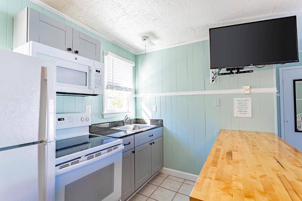 Cucina o angolo cottura di Island Guesthouse and Motel OBX