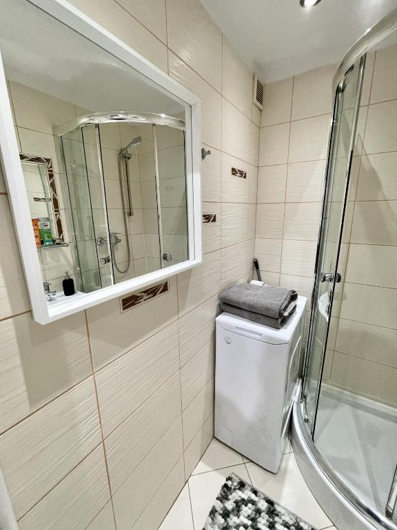 Kúpeľňa v ubytovaní HOLIDAY 4 metro WiFi 70'TV Netflix Disney AppleTV